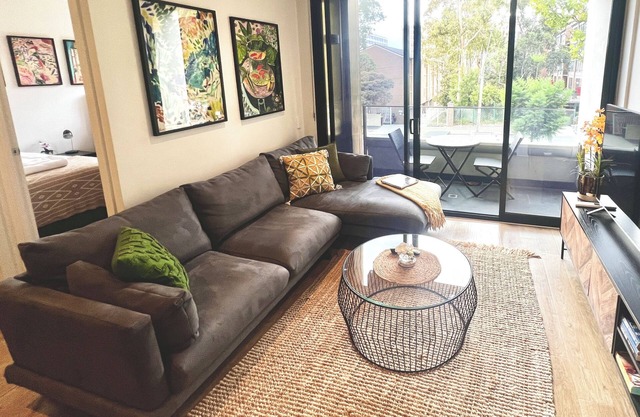 Cosmo Stays- Beautiful Boutique 2BR Apartment Perfect Location. Free Parking.