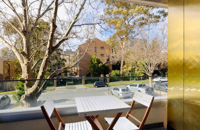 Cosmo Stays- Peaceful 2BR Designer Apartment. Fabulous Location. Free Parking.