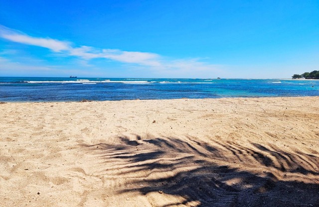 Costambar Ocean Breeze - Beachfront Apartment With Pool