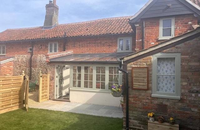 Cosy 17th century 1 bed cottage, perfect for couples and furry companions.