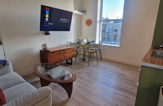 Cosy 1BD in Refurbed Victorian House, Heart of D6