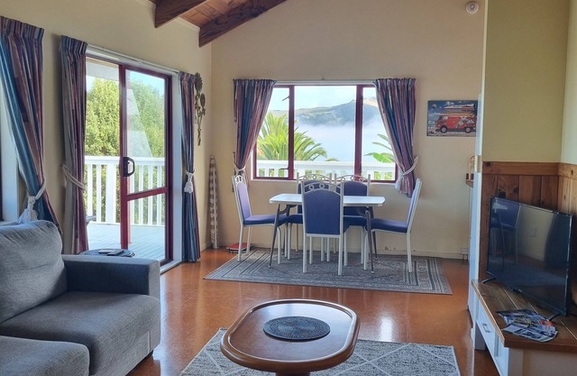 Cosy 2 bed bach - 3 mins walk from beach - can sleep 8!