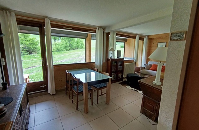 Cosy 2-Bedroom Apartment for 6, Ski-In/Ski-Out, Pet-Friendly, Large Terrace