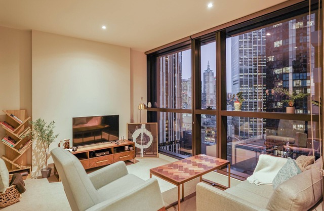 Cosy 2-bedroom retreat with city view | near Melbourne Central & QV Market