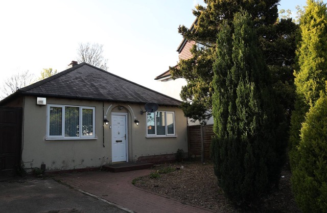 cosy 3-bed bungalow nec airport close to amenities