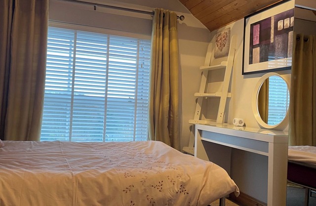 Cosy 4 bed cottage with log burner. Close to Gower Beaches. Child & Pet Friendly