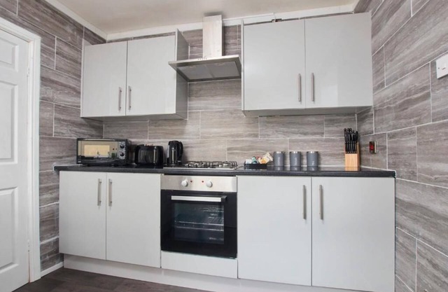 Cosy 4-Bedroom House with Free Parking