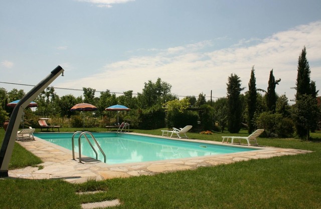 Cosy apartment for 2 guests with pool, WIFI, TV and pets allowed, close to Cortona