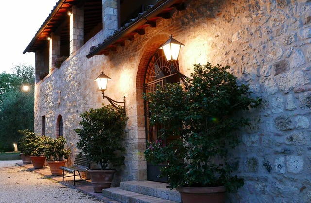 Cosy apartment in villa with pool, WIFI, TV, patio, panoramic view, parking, close to San Gimignano