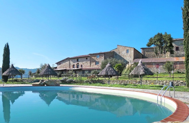 Cosy apartment in villa for 4 guests with pool, terrace, pets allowed and panoramic view