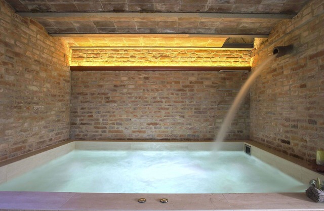 Cosy apartment for 4 guests with pool, WIFI, hot tub, TV, patio, pets allowed and parking