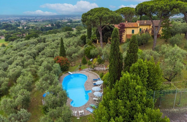 Cosy apartment in villa with WIFI, private pool, TV, patio, pets allowed and parking