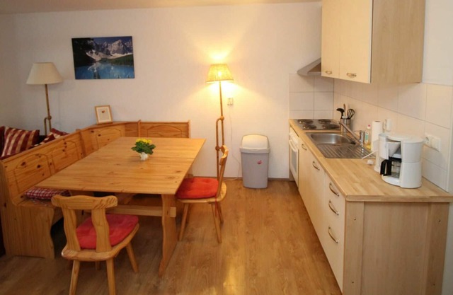 Cosy apartment for 8 people with WIFI, TV, balcony and parking