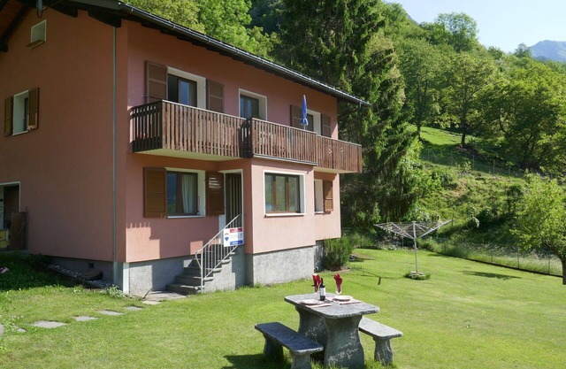 Cosy apartment for 2 people with WIFI, TV, patio, pets allowed and panoramic view