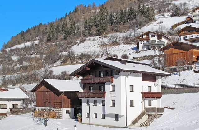 Cosy apartment for 4 guests with WIFI, TV, balcony and parking