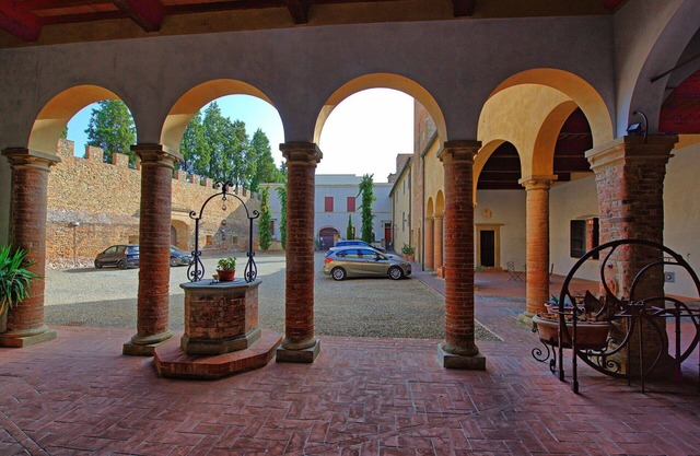 Cosy apartment for 4 people with A/C, WIFI, TV, panoramic view and parking, close to San Gimignano