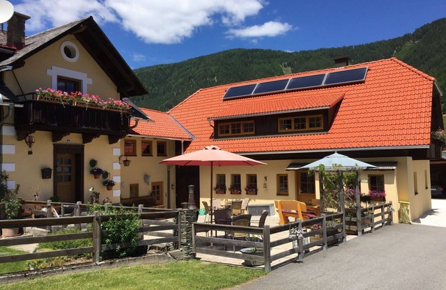 Cosy apartment for 5 guests with hot tub, WIFI, TV, patio, pets allowed, panoramic view and park.