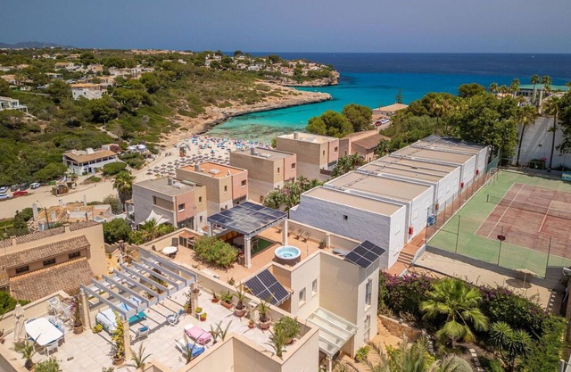 Cosy apartment for 6 people with pool, A/C, hot tub, TV, terrace and parking