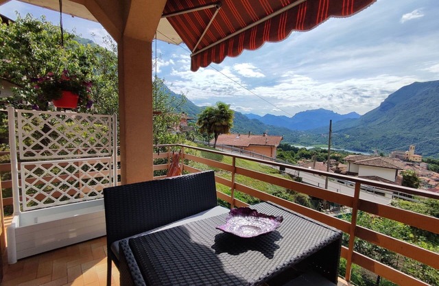 Cosy apartment for 6 people with WIFI, TV, patio, pets allowed and parking