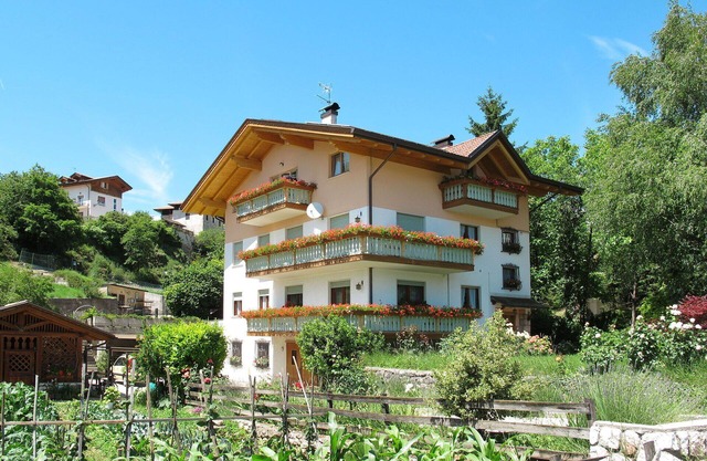 Cosy apartment for 6 people with WIFI, TV, patio, pets allowed and parking