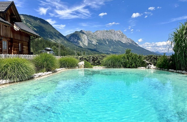 Cosy apartment in villa for 18 people with WIFI, pool, TV, terrace, pets allowed and parking