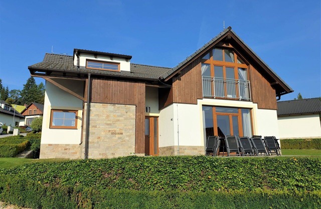 Cosy apartment in villa for 11 guests with WIFI, TV, terrace, pets allowed and parking