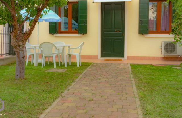 Cosy Apartment “Le Cà De Boron Jasmine Apartment” near Historical Centre with Wi-Fi & Garden; Parking Available
