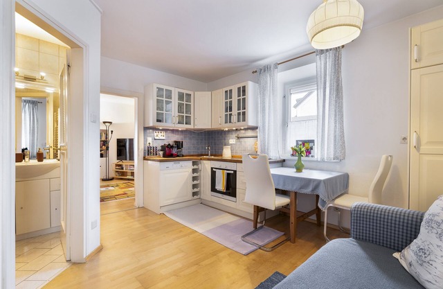 Cosy apartment with balcony close to the historical center, free parking & wifi