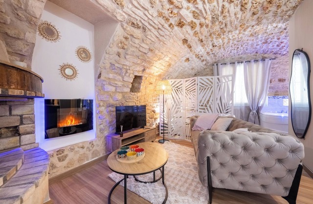 Cosy apartment with stone vault and whirlpool bath.