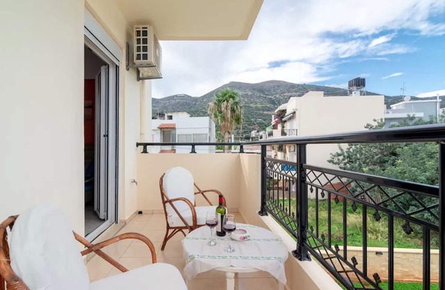 Cosy apt, stunning mountain view, 5 min to the beach