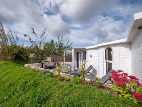 Cosy Cabin for two with country side views, near Kingsbridge