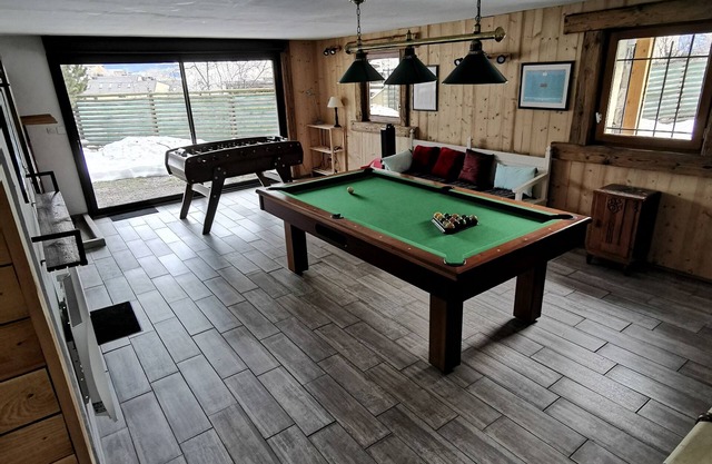 Cosy chalet with large games room and jacuzzi