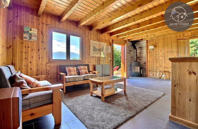 Cosy Chalet Cassiopée in the center of the resort