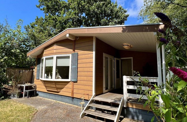 Cosy chalet for 4 persons, garden with lawn and lots of privacy, WiFi, close to beach, forest and dunes