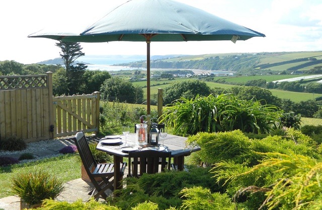 Cosy Coastal Getaway, Thurlestone. Garden. Beaches. Log Burner. Dog Friendly