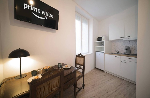 Cosy, comfortable studio close to town center and transport (4)