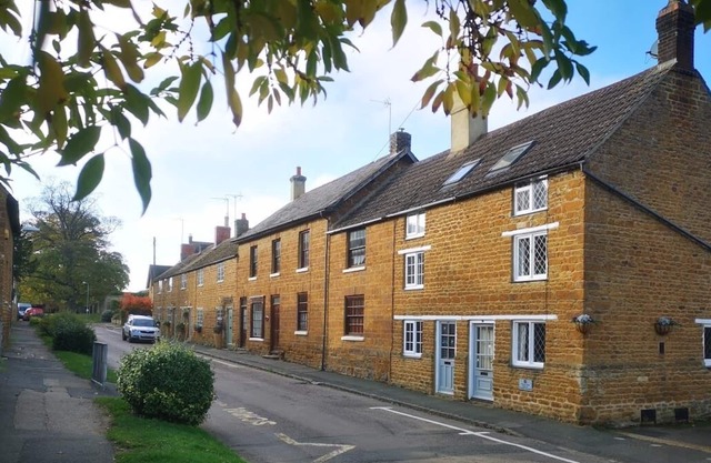 Cosy cottage set in the heart of quite village, close to major transport network