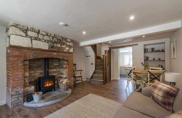 Cosy cottage in a pretty village with a pub at the end of the garden!