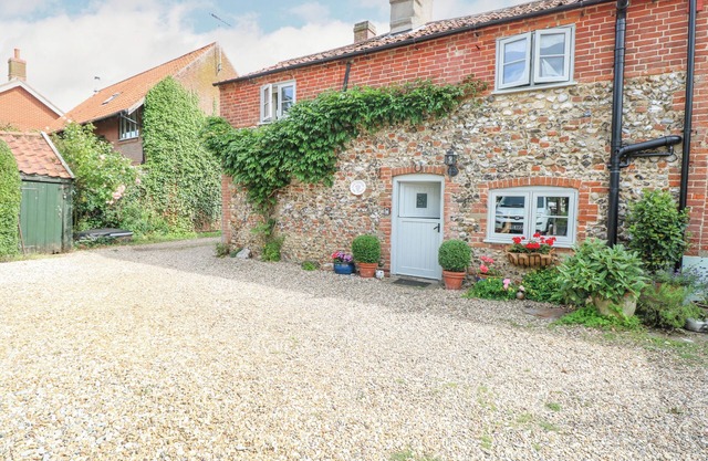 COSY COTTAGE, pet friendly, character holiday cottage in Bawdeswell