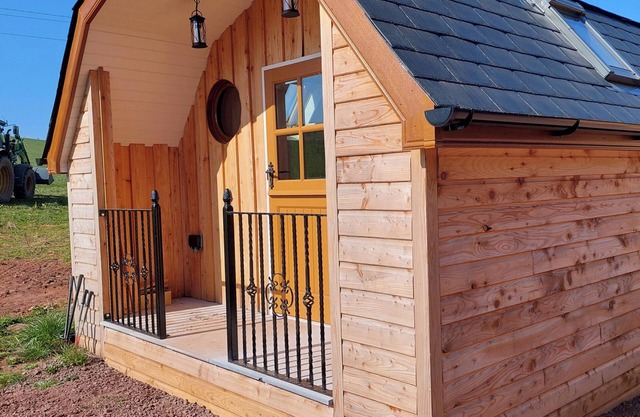 Cosy Countryside Cabin - Sleeps 2, Parking & Farm