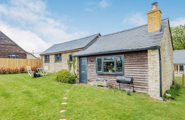 Cosy dog friendly holiday cottage for 2 in the Cotswolds - Honey Cottage