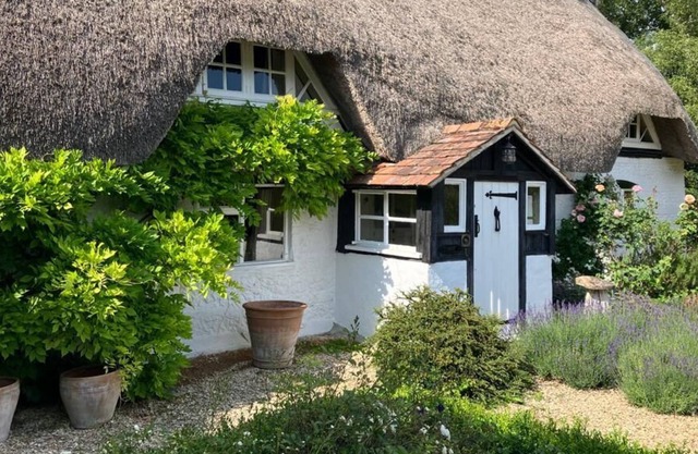 Cosy Wiltshire Cottage With Modern Extensions and Extensive Garden