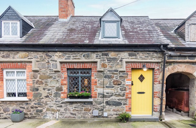 Cosy historic cottage in Hillsborough, near Belfast, Dublin & local attractions