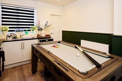 Cosy Home 900Mbps Wi-Fi Workspace Near University Hospital Coventry City Centre and Coventry University Sleeps 8 Free Parking Pool Table and Games