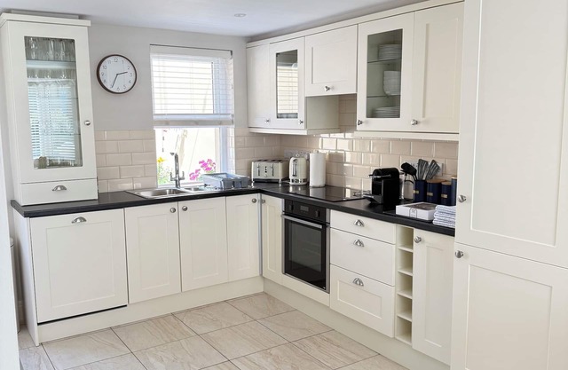 Cosy Home. Killarney Town Centre 5 minute walk - Free Parking/WiFi - sleeps 6