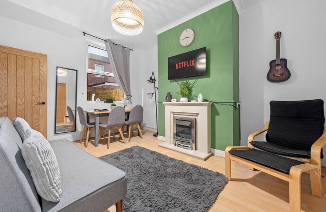 Cosy Manchester 4-bed home with a fully equip kitchen, pet friendly!