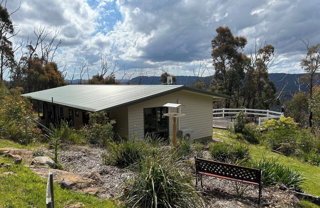 Cosy Mountain Retreat with Stunning Views, Walks & Comfort in Mount Tomah