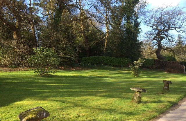 Cosy, one bedroomed 'cottage' on quiet farm within the centre of the village.