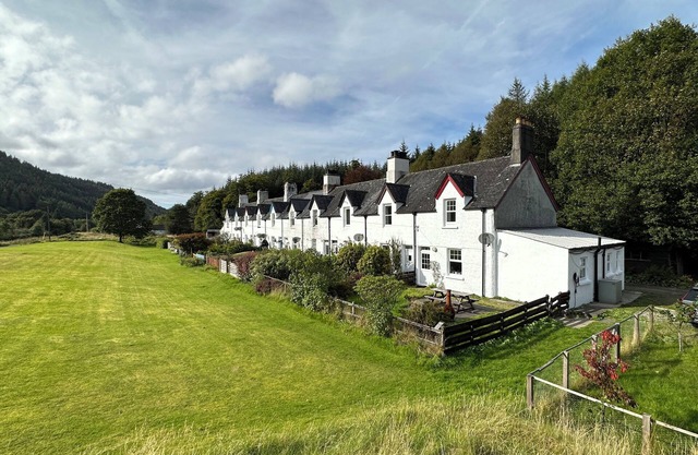 Cosy Pet-Friendly Family Cottage Beside Crinan Canal Enclosed Garden Wood Burner