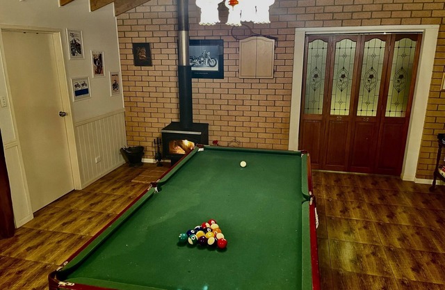 Cosy Retreat, 2 Fireplaces, Hot Tub, Pool table, Fire Pit , Mountain View’s.